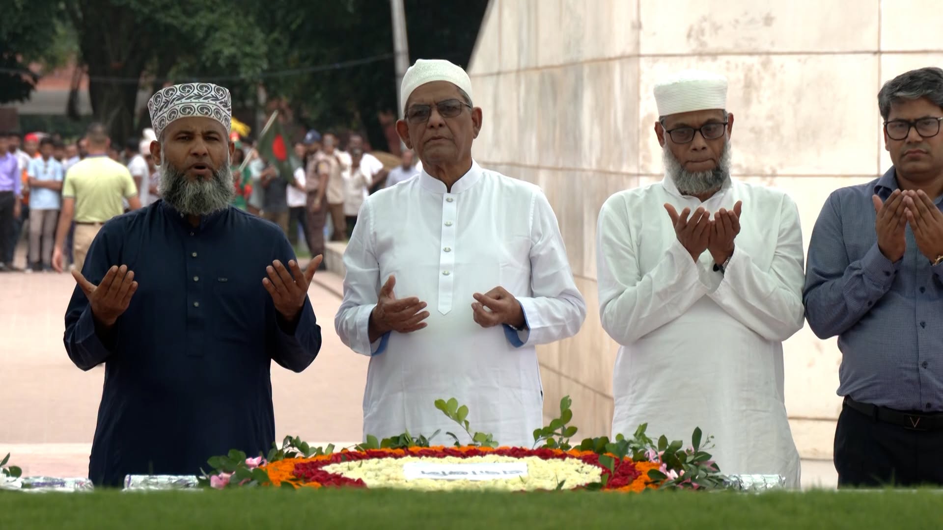 শপথের আগে জিয়াউর রহমান ও খালেদা জিয়ার কবরে মির্জা ফখরুলের শ্রদ্ধা  