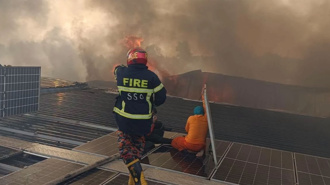গাজীপুরে গার্মেন্টসের গুদামে লাগা আগুন নিয়ন্ত্রণে