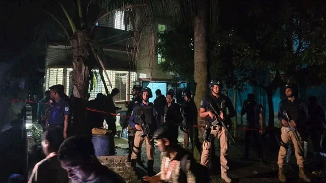 সাভারে সিটিটিসির অভিযান: জেএমবি সন্দেহে আটক ১, বোমা ও বোমা তৈরির সরঞ্জাম উদ্ধার