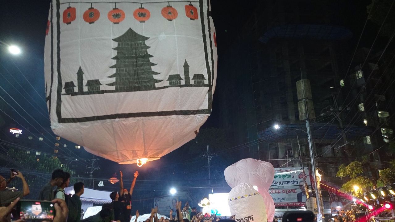 চট্টগ্রামে প্রবারণা পূর্ণিমায় ফানুস উৎসব অনুষ্ঠিত 