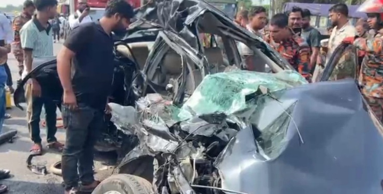 মুন্সীগঞ্জে প্রাইভেটকারে বাসের ধাক্কা, নিহত ৪