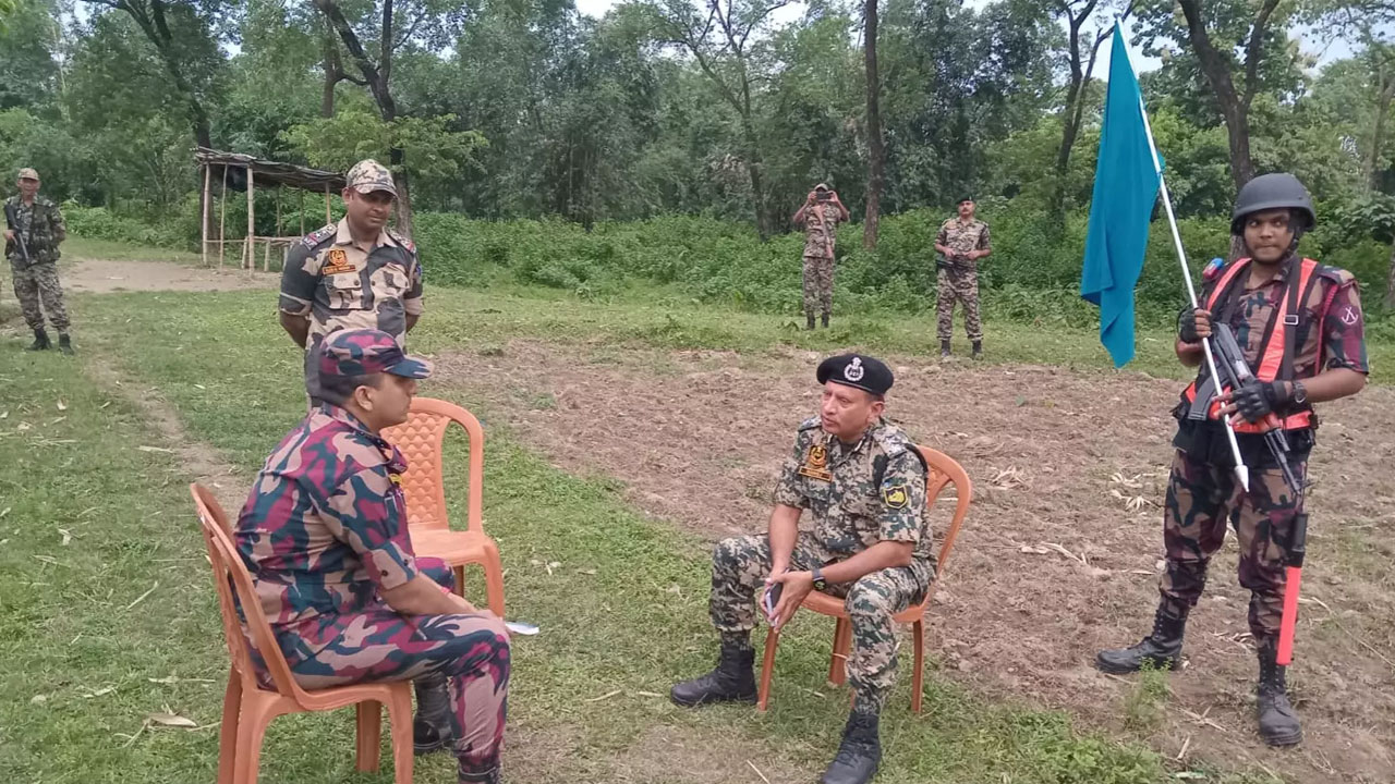 বাংলাদেশে ফেলে যাওয়া বিএসএফের অস্ত্র-ওয়াকিটকি ফেরত দিল বিজিবি