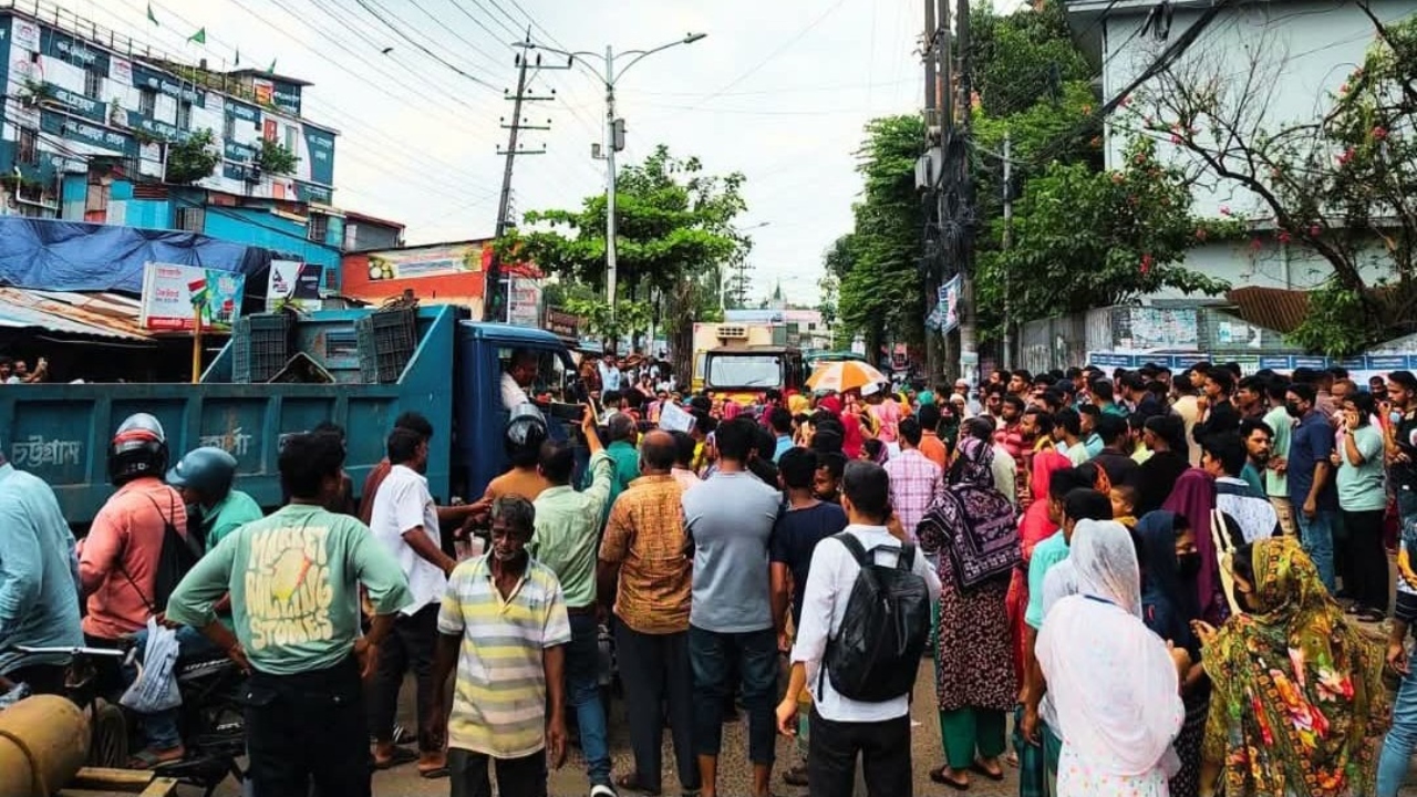 চট্টগ্রামে পোশাক শ্রমিকদের সড়ক অবরোধ