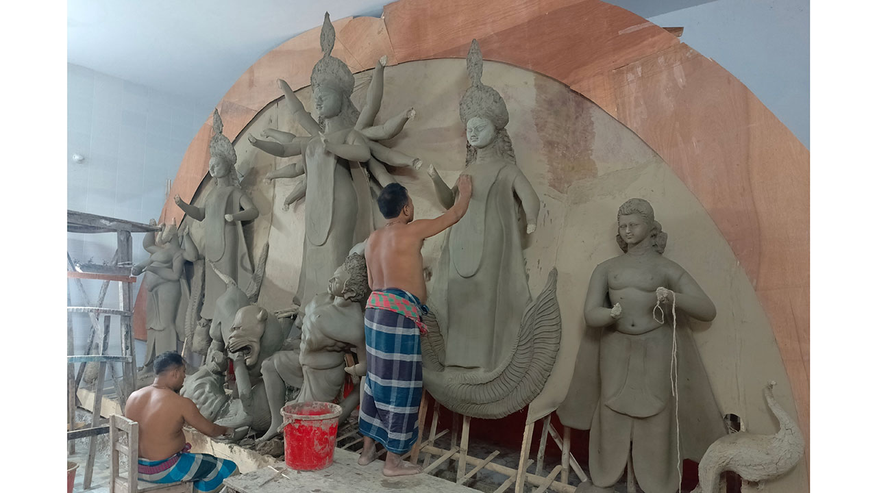 বরিশালে দুর্গাপূজার শেষ মুহূর্তের প্রস্তুতি চলছে
