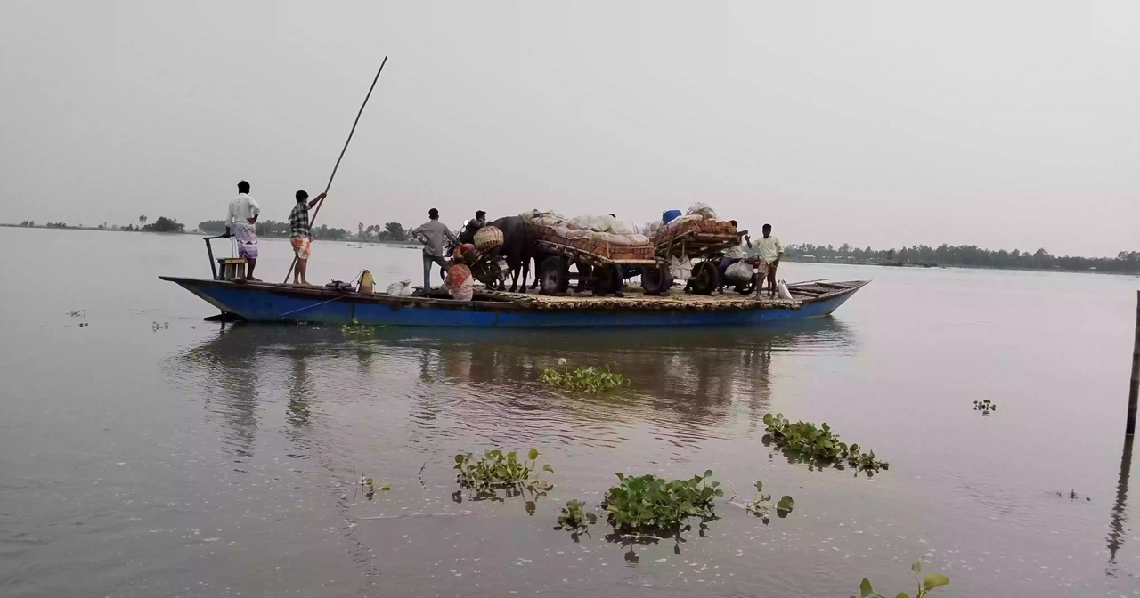 নদী ভাঙনে অনেক পরিবার তাদের ঘরবাড়ি ধসে পড়ার সময় আসবাবপত্র, চাল, কাপড় ও অন্যান্য জিনিসপত্র রক্ষা করতে পারেনি। ছবি: ইউএনবি