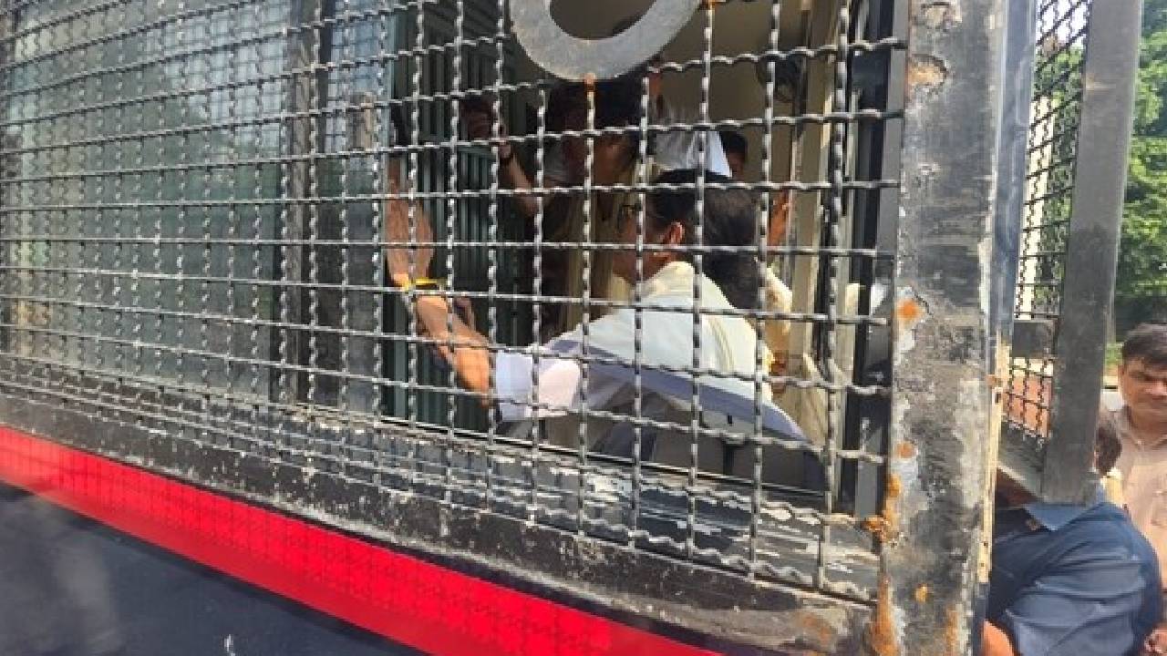 এবার দিল্লি থেকে আটক মমতা বন্দ্যোপাধ্যায়