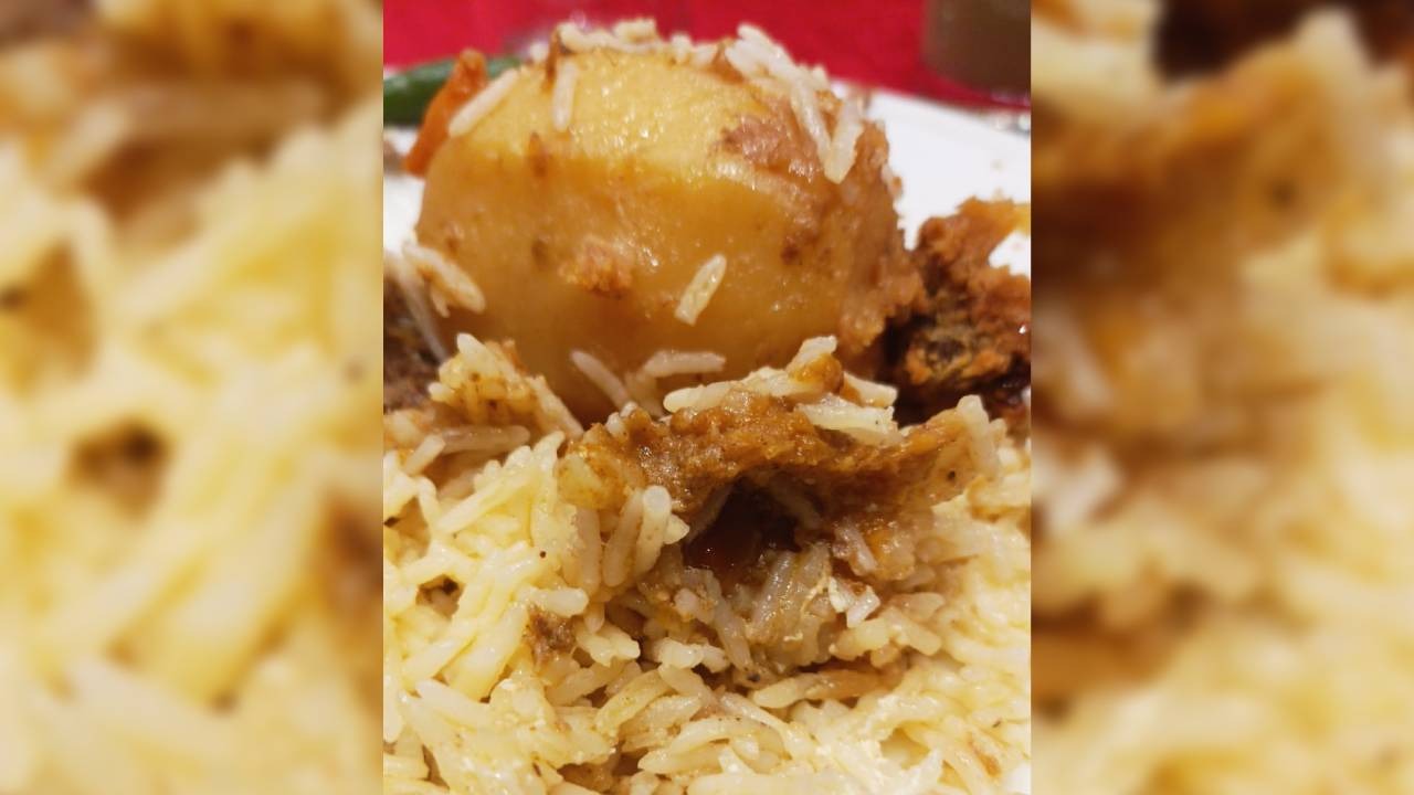 বিরিয়ানিতে নাকি আলু প্রচলন শুরু করেছিলেন লখনৌয়ের শেষ নবার ওয়াজিদ আলি শাহ। ছবি: চরচা