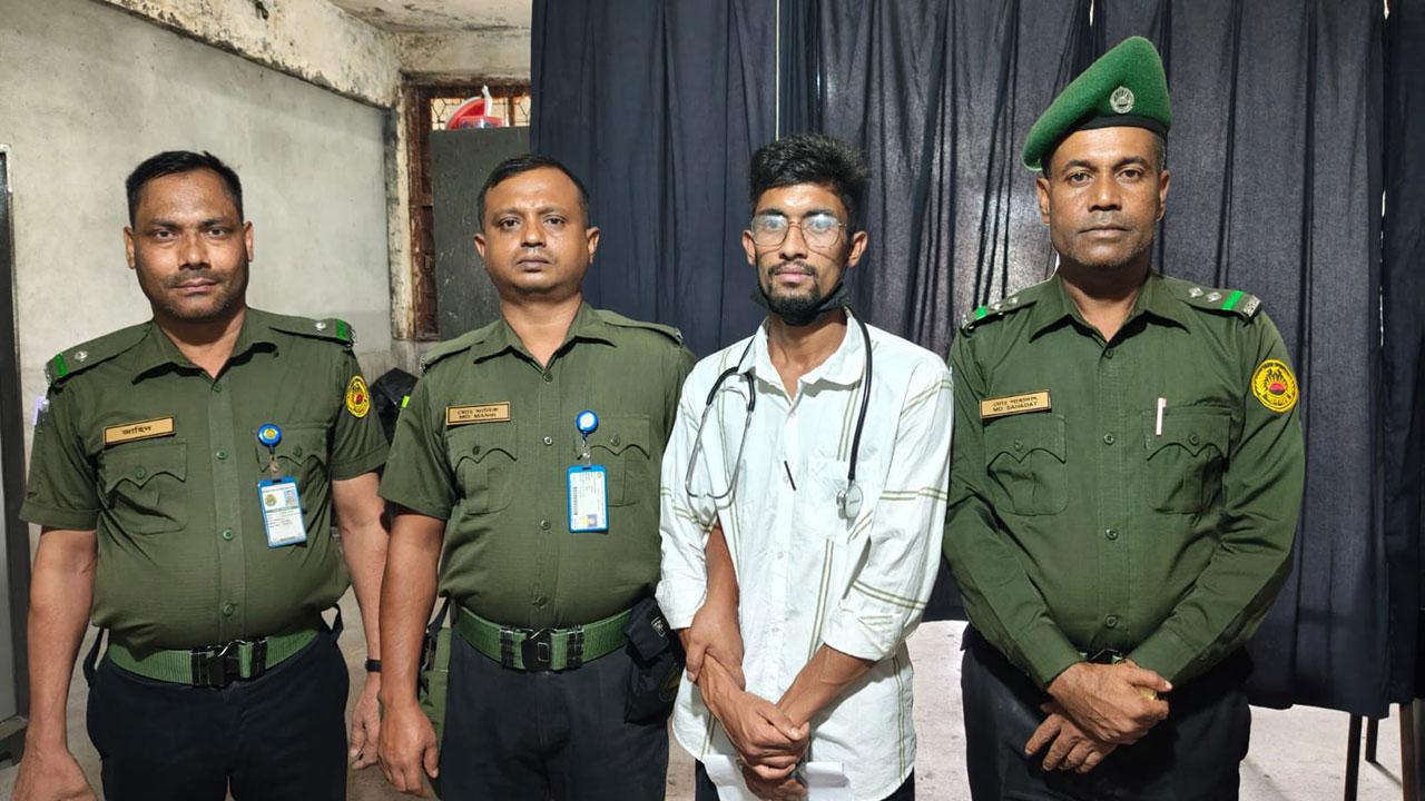 ঢামেকে চিকিৎসক পরিচয় দেওয়া যুবক আটক