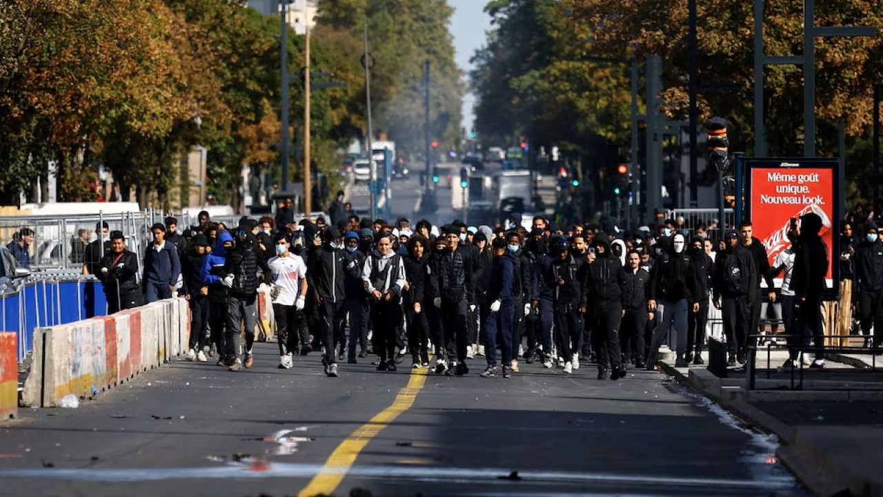 Protesters react in a street near Paris October 2, 2026–File photo Reuters
