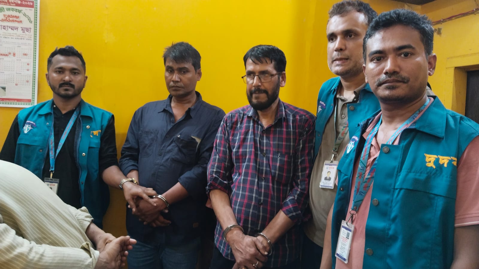 দুদকের অভিযানে চট্টগ্রামে সাব-রেজিস্ট্রারসহ আটক ৩