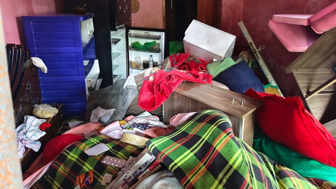 খুলনায় মাদককারবারির বাড়ি ভাঙচুর, নারীসহ আটক ৪ 
