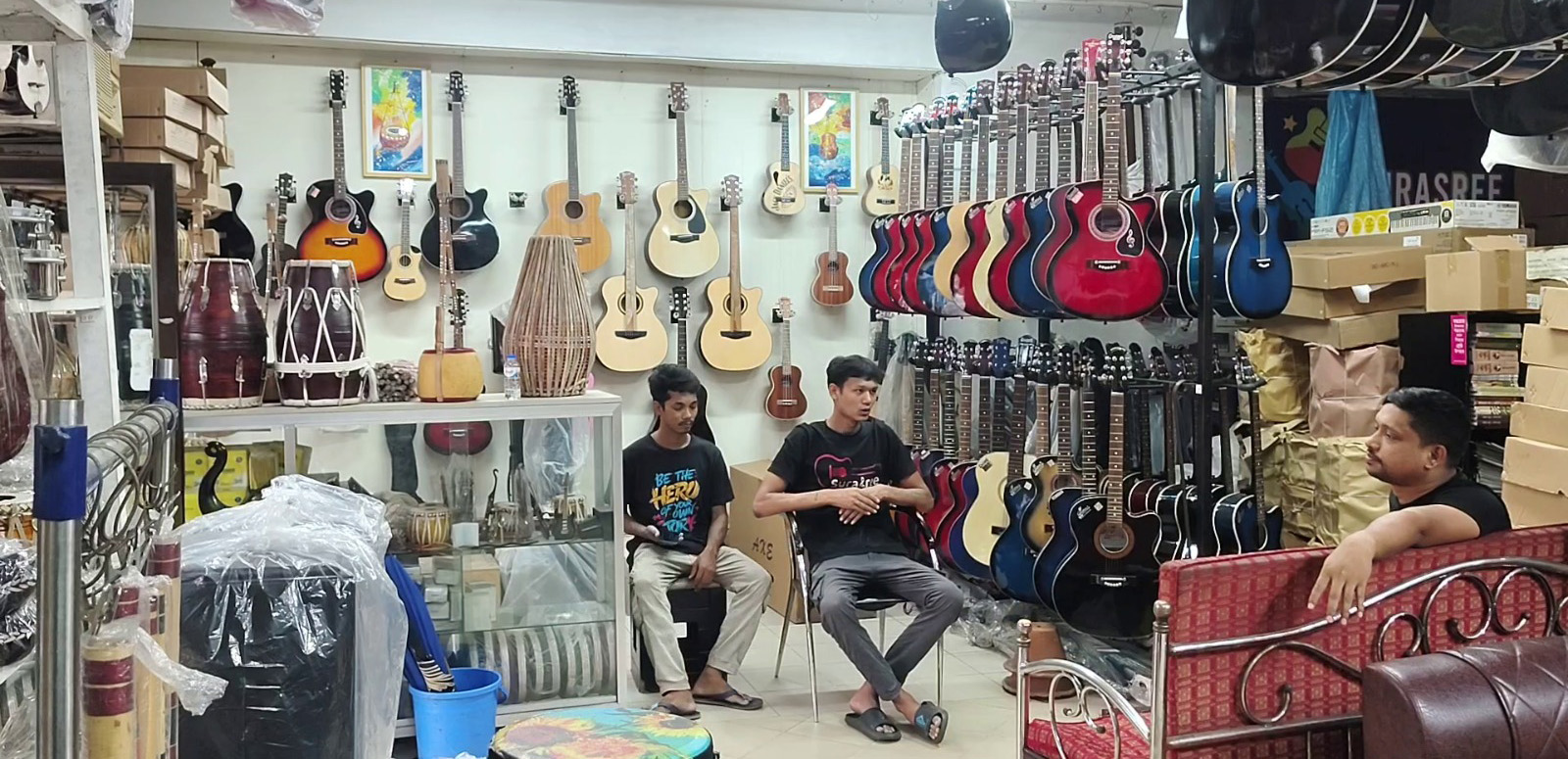 বাদ্যযন্ত্র কেনা ‘কমে গেছে’, ব্যবসা লাটে ওঠার শঙ্কা