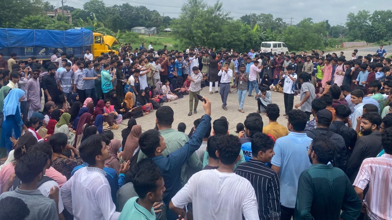 অপ্রতীম হত্যার বিচারের দাবিতে ঢাকা-চট্টগ্রাম মহাসড়ক অবরোধ
