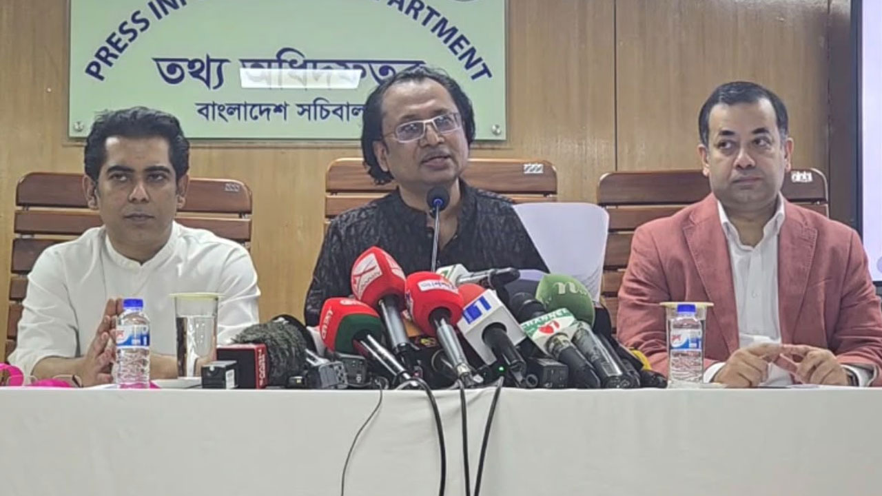 আধুনিক যুদ্ধবিমান কেনার উদ্যোগ নেওয়া হচ্ছে: তথ্য উপদেষ্টা