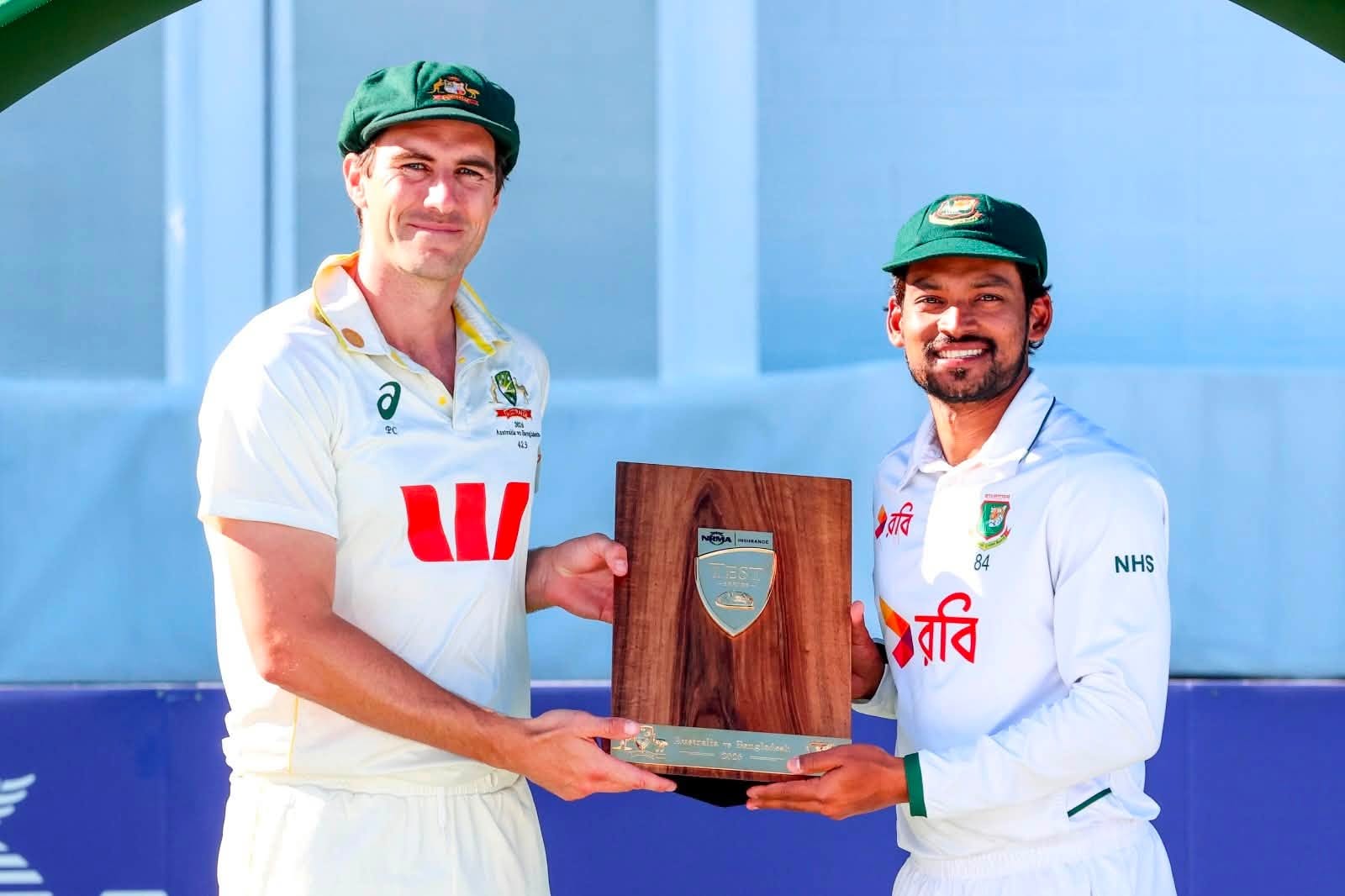 সিরিজ ট্রফি হাতে দুই অধিনায়ক প্যাট কামিন্স ও নাজমুল হোসেন।  ছবি : ফেসবুক