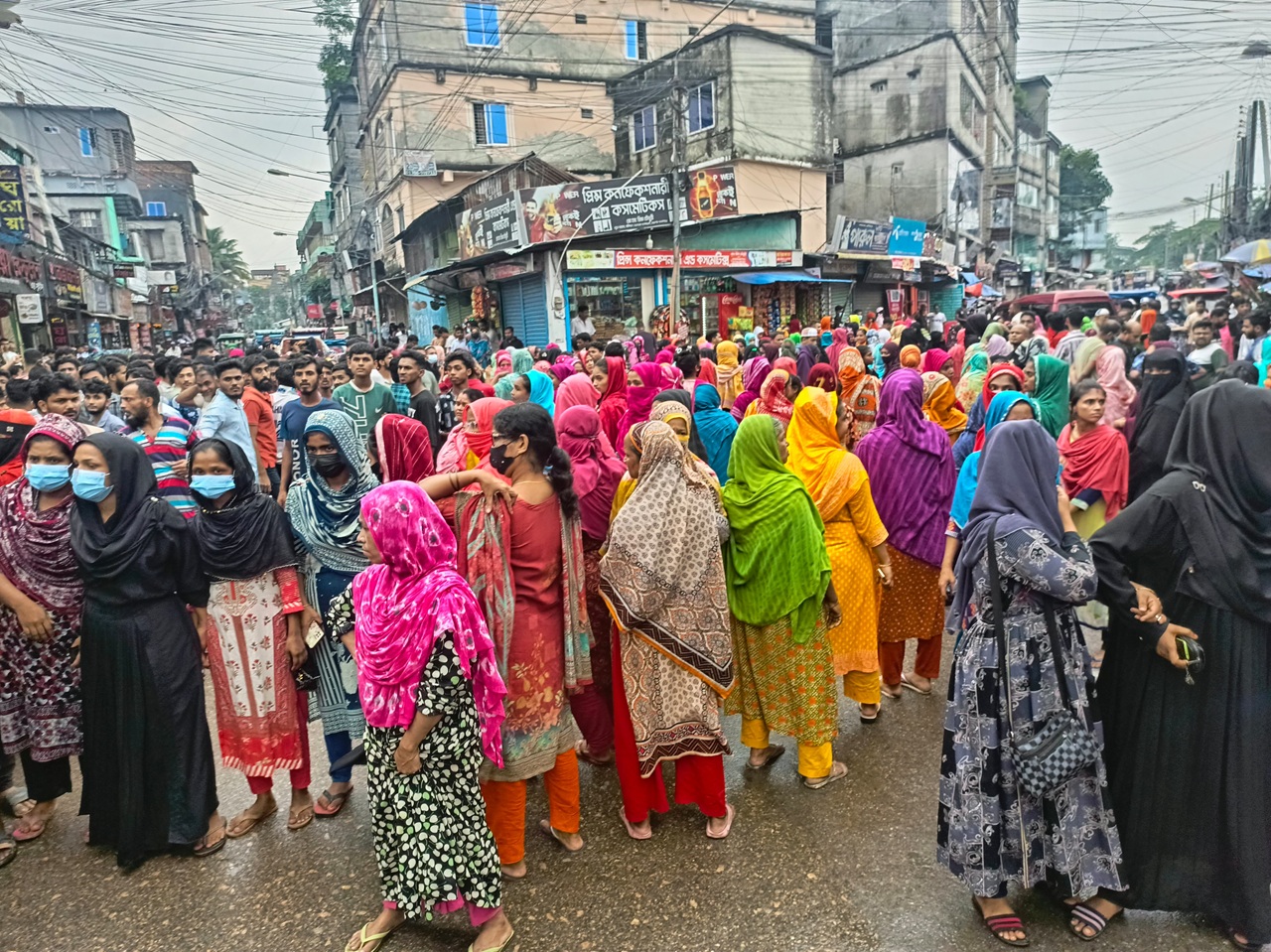 বকেয়া বেতনসহ ৮ দফা দাবিতে বরিশালে শ্রমিকদের সড়ক অবরোধ