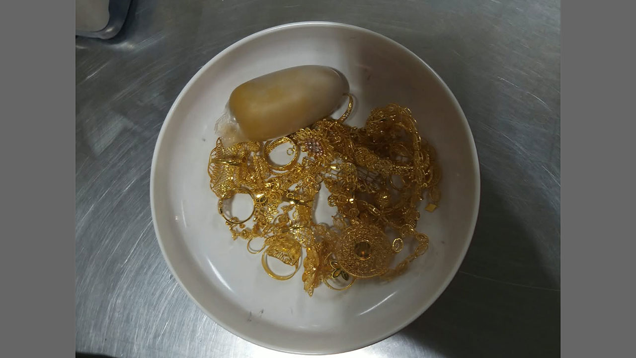 শাহ আমানতে ৫৫০ গ্রাম সোনা জব্দ