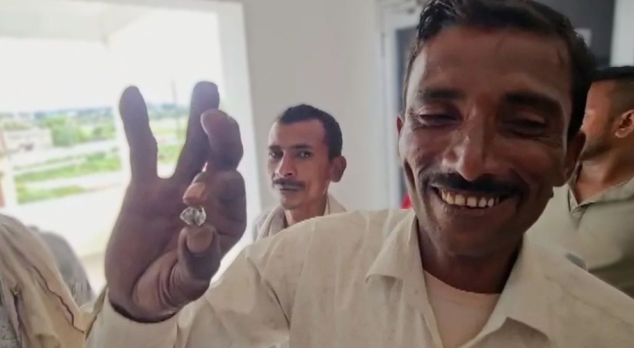 পরিত্যক্ত খনিতে ভেসে উঠল ৫০ লাখ রুপির হীরা