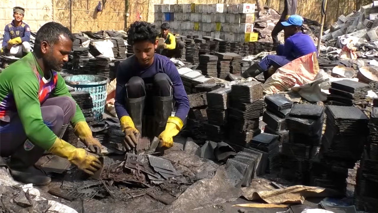 ব্যাটারি প্রক্রিয়াজাতকরণে কাজ করছেন শ্রমিকরা। ছবি: সংগৃহীত
