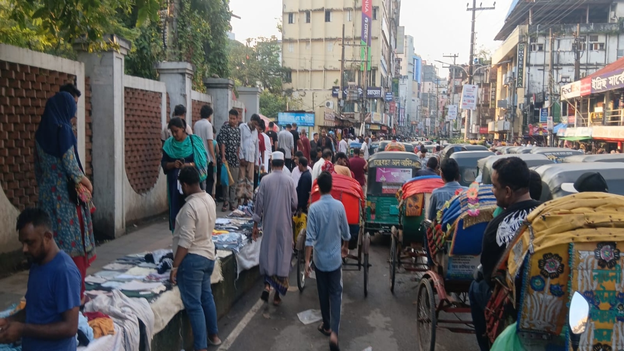 ফুটপাত দখল যানজটের অন্যতম কারণ। ছবি: চরচা