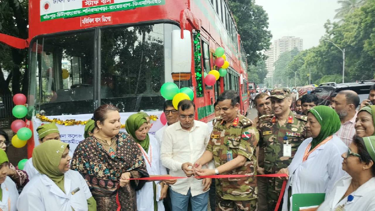 ঢামেকের স্বাস্থ্যকর্মীদের যাতায়াতে চালু হলো বিআরটিসি বাস সার্ভিস