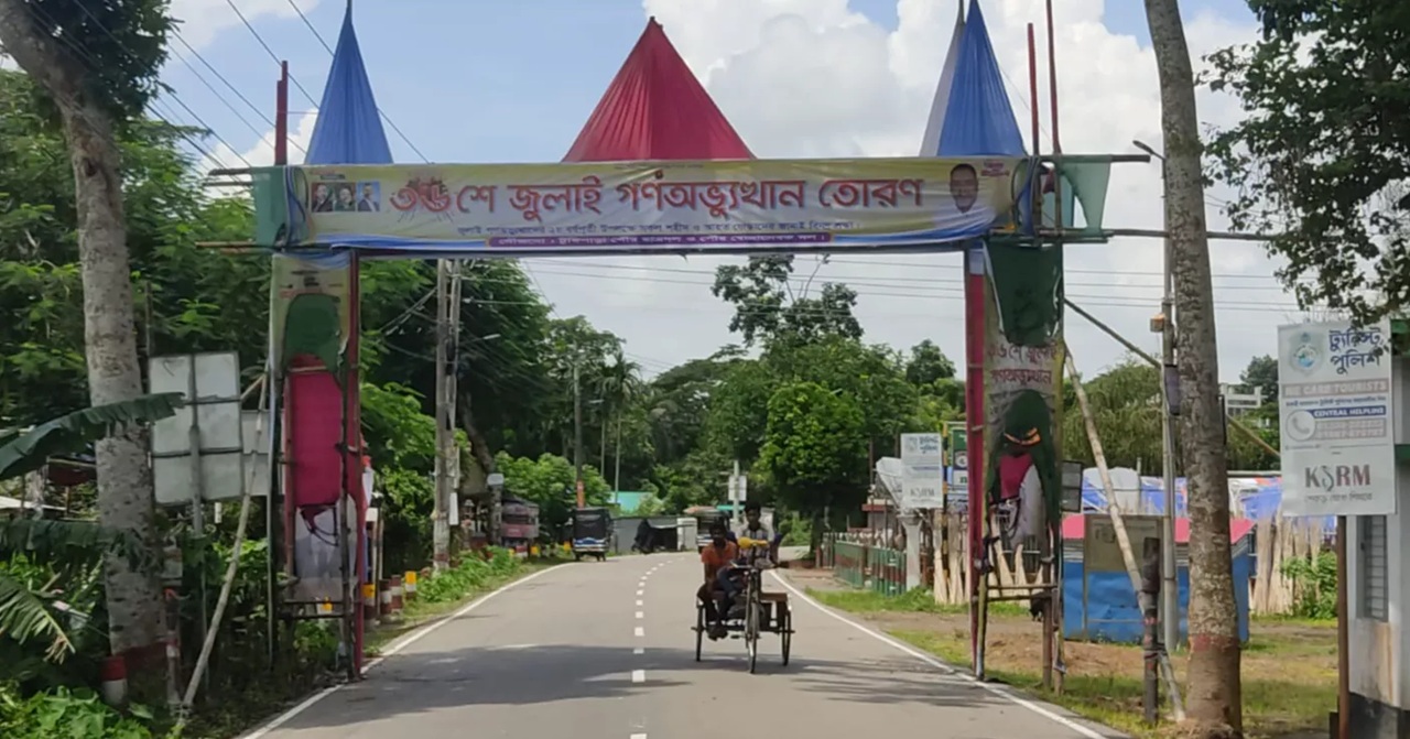 বঙ্গবন্ধুর সমাধির কাছে ‘৩৬ জুলাই গণঅভ্যুত্থান তোরণ’, রাতে আগুন