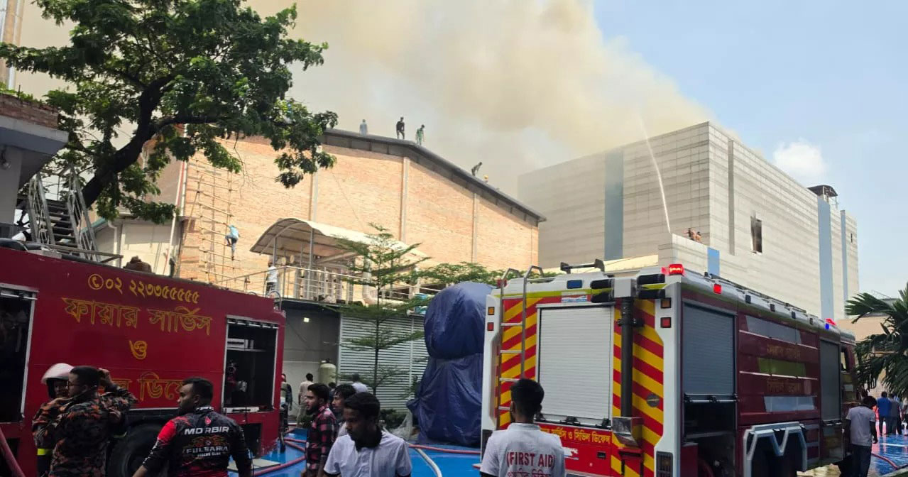 এখনও জ্বলছে টঙ্গীর ড্রাগ ইন্টারন্যাশনাল, নিয়ন্ত্রণে ২০ ইউনিট
