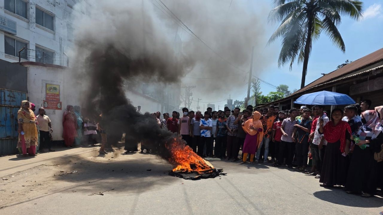 বকেয়া বেতনের দাবিতে গাজীপুরে পোশাক শ্রমিকদের বিক্ষোভ