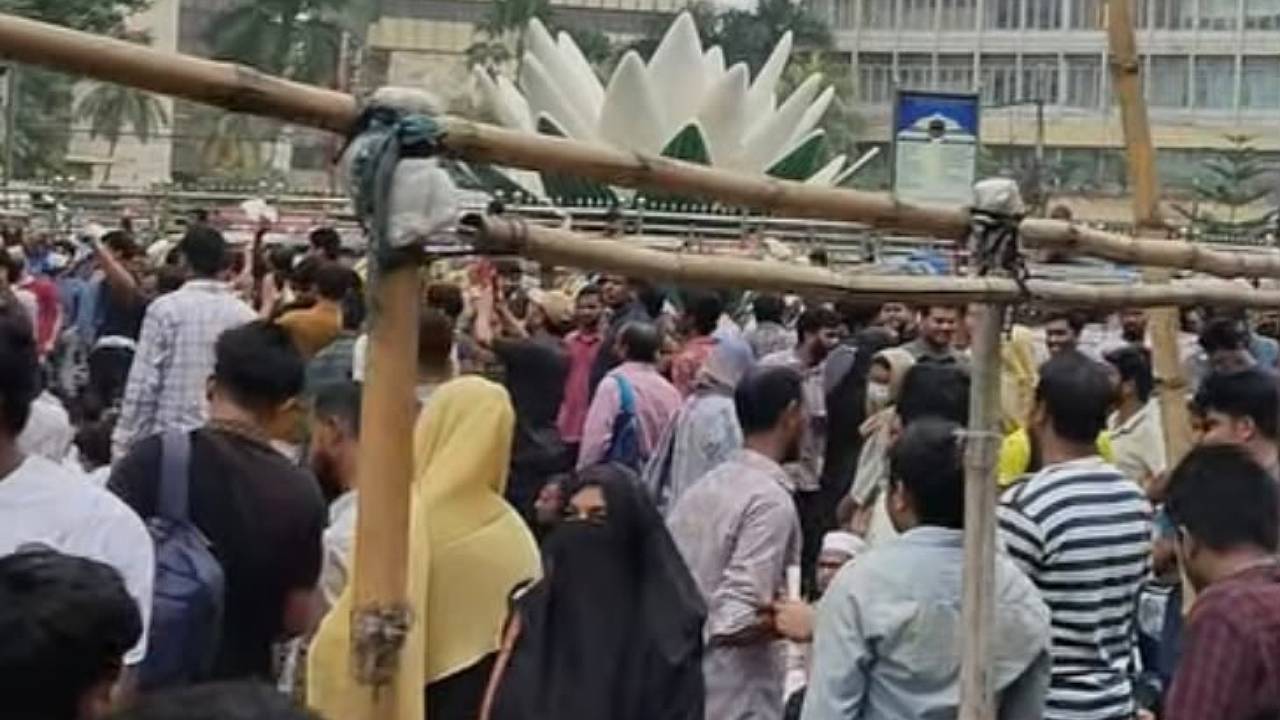 যুব উন্নয়নের নিয়োগ পরীক্ষার ‘প্রশ্নফাঁস’, চাকরিপ্রার্থীদের বিক্ষোভ