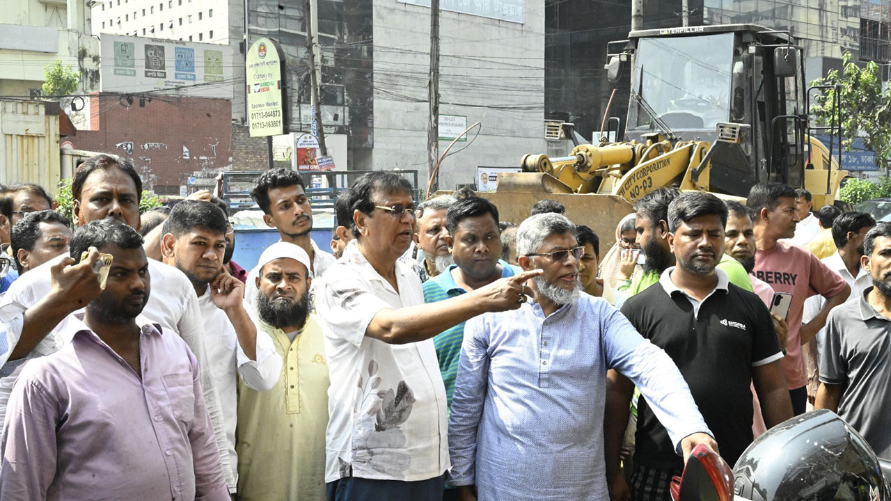 ফুটপাতে অবৈধ দোকান বসালেই মালামাল ক্রোক: ডিএসসিসি প্রশাসক