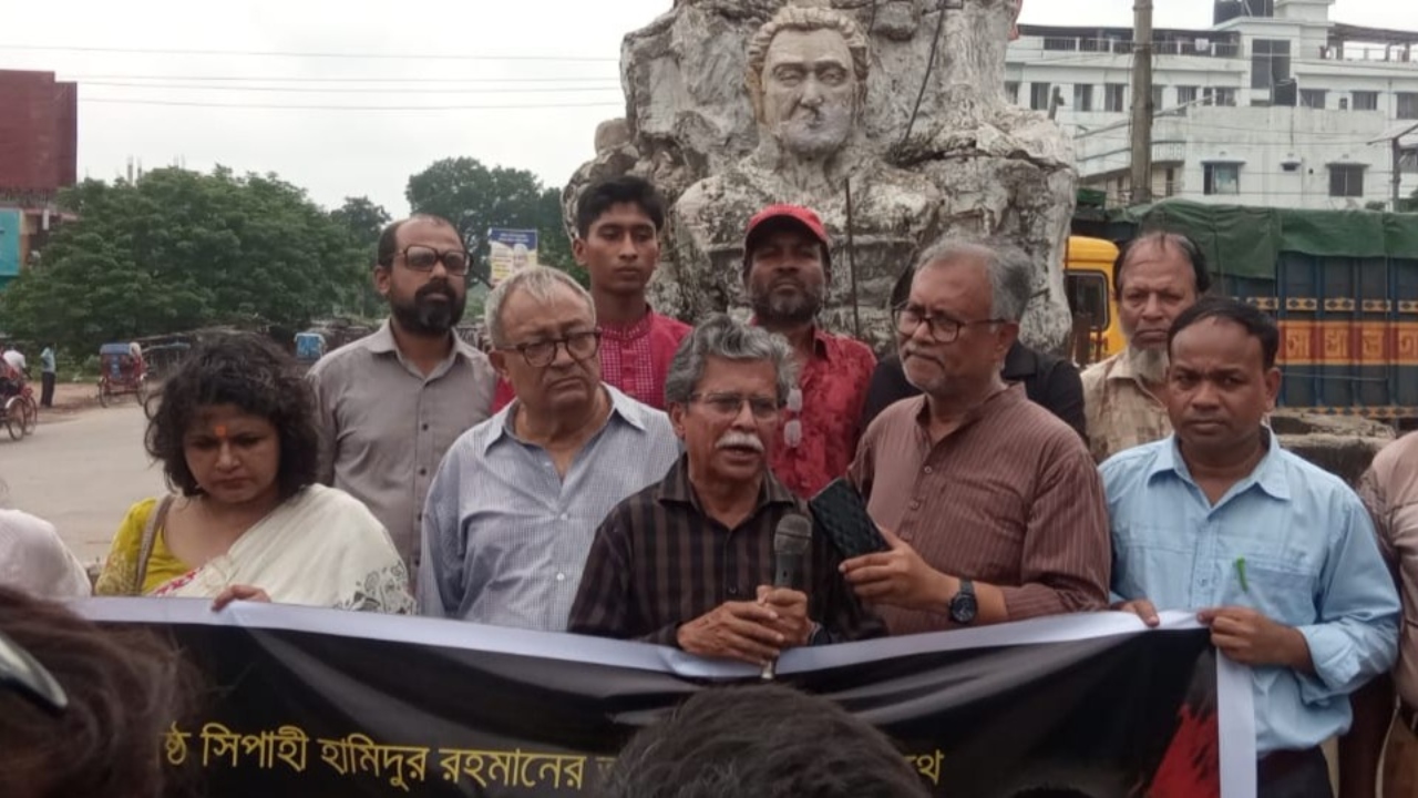 ঝিনাইদহে বীরশ্রেষ্ঠ হামিদুর রহমানের ভাঙচুর হওয়া ভাস্কর্য পরিদর্শনে নাগরিক সমাজ 