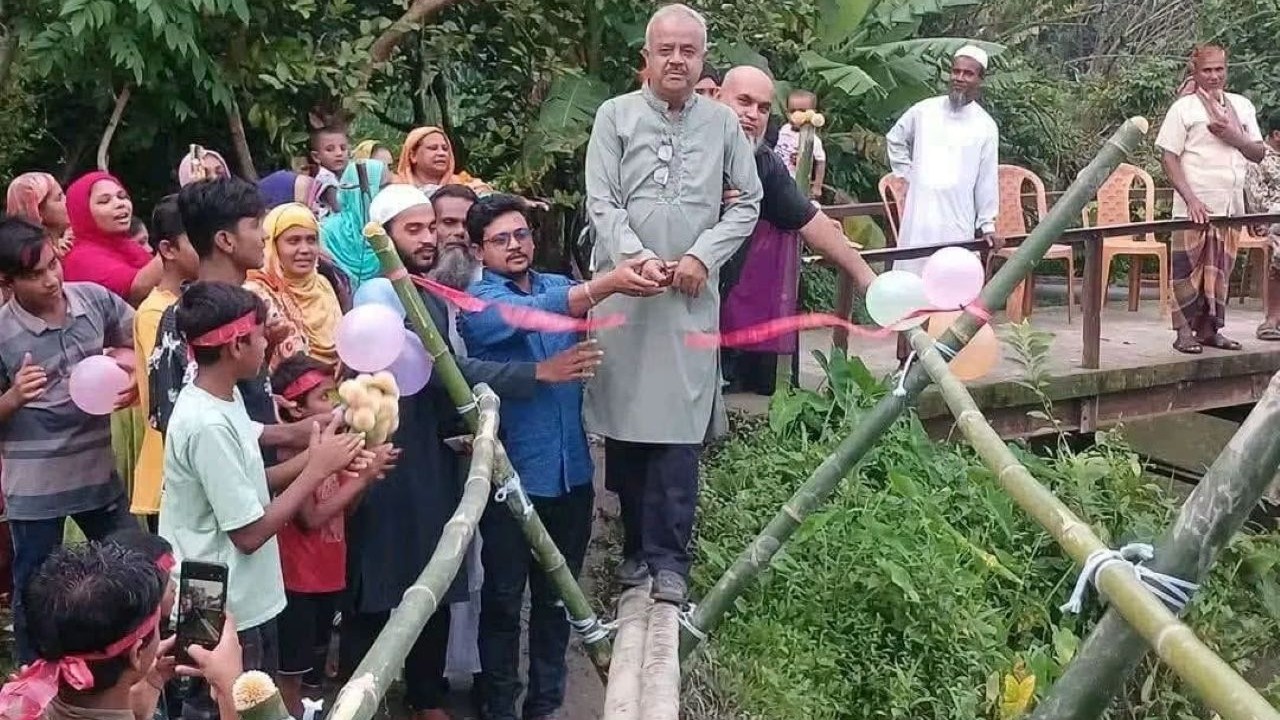 ফিতা কেটে বাঁশের সাঁকো উদ্বোধন, সামাজিক যোগাযোগমাধ্যমে মিশ্র প্রতিক্রিয়া