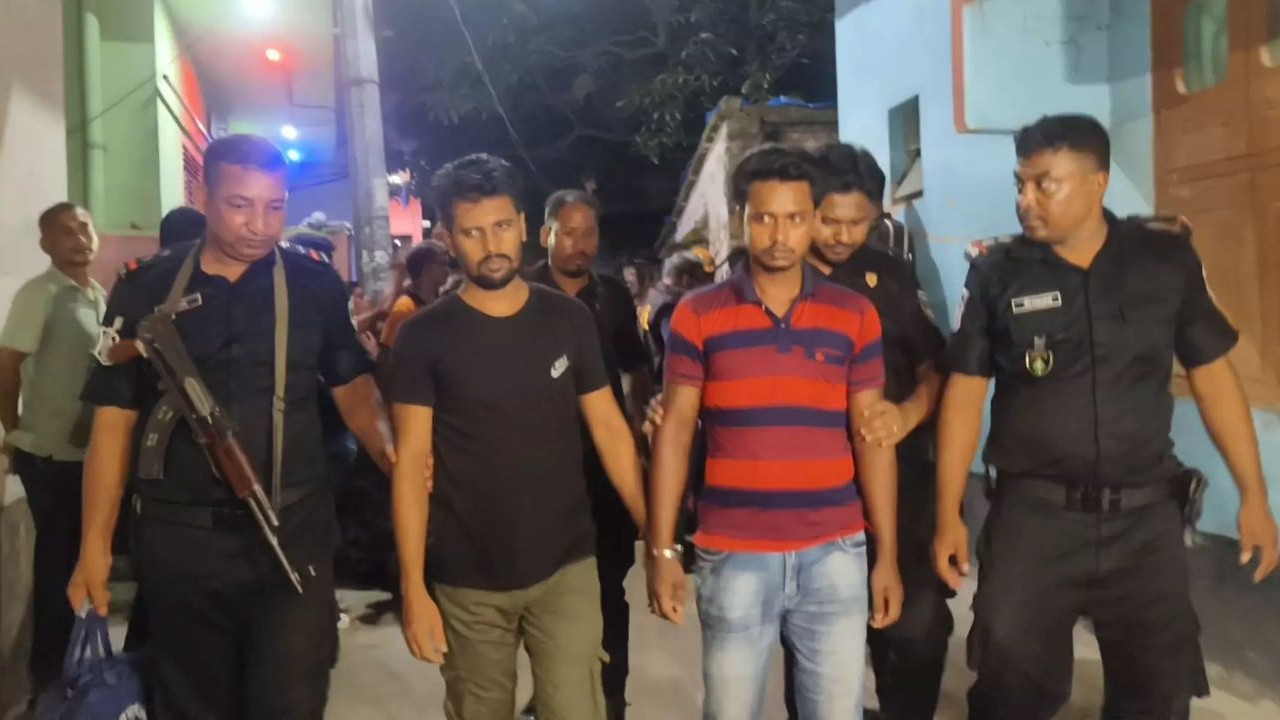 চাঁপাইনবাবগঞ্জে জাল ভারতীয় মুদ্রা তৈরির সরঞ্জামসহ দুজন আটক