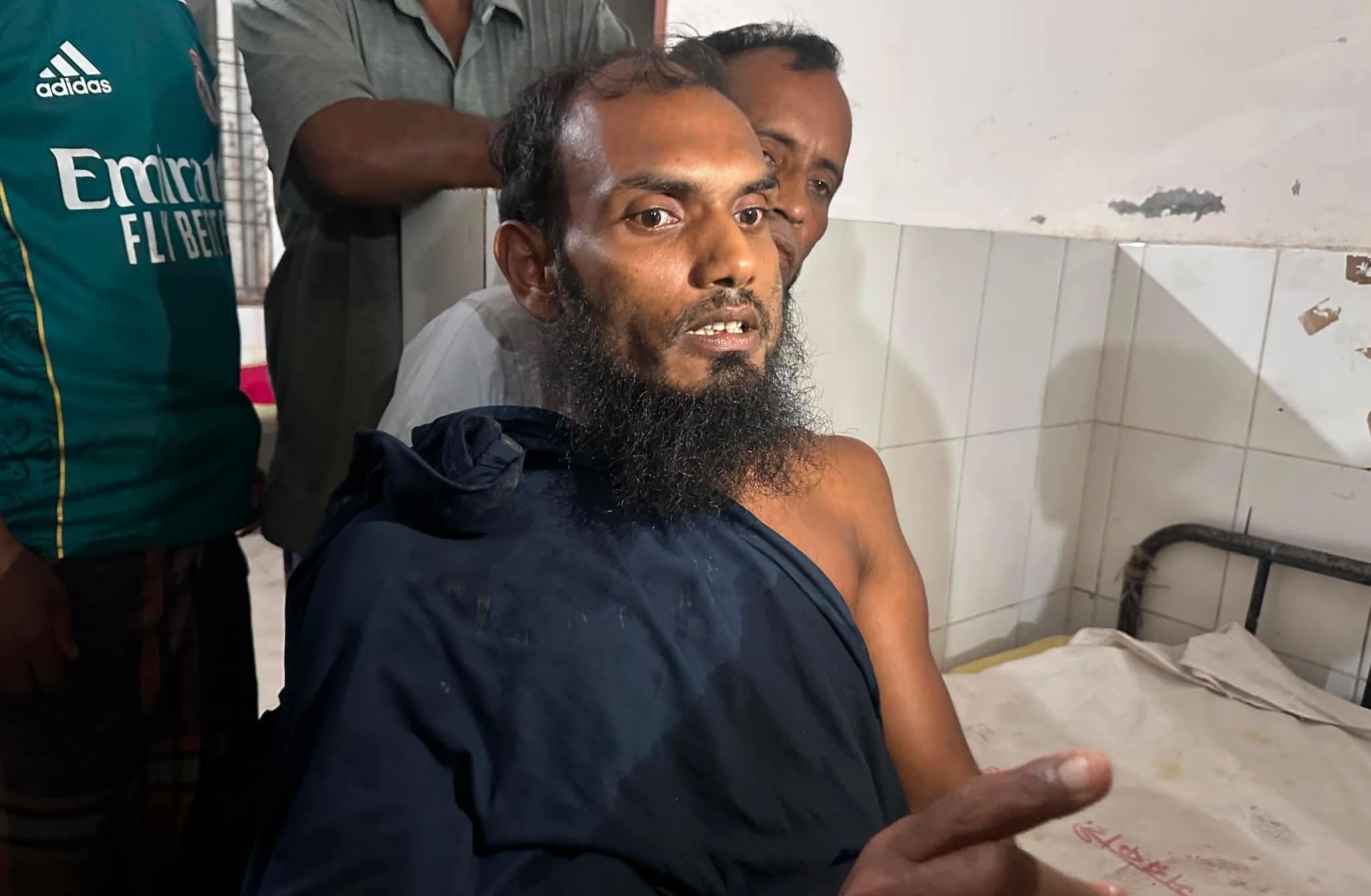 পটুয়াখালীতে বিয়েবহির্ভূত প্রেমের অভিযোগে জামায়াত নেতাকে মারধর