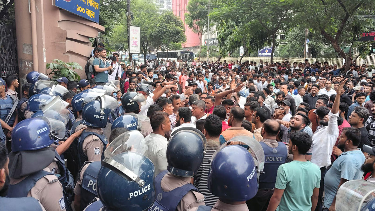 জবির হামলা যেভাবে গড়াল হাসপাতালে