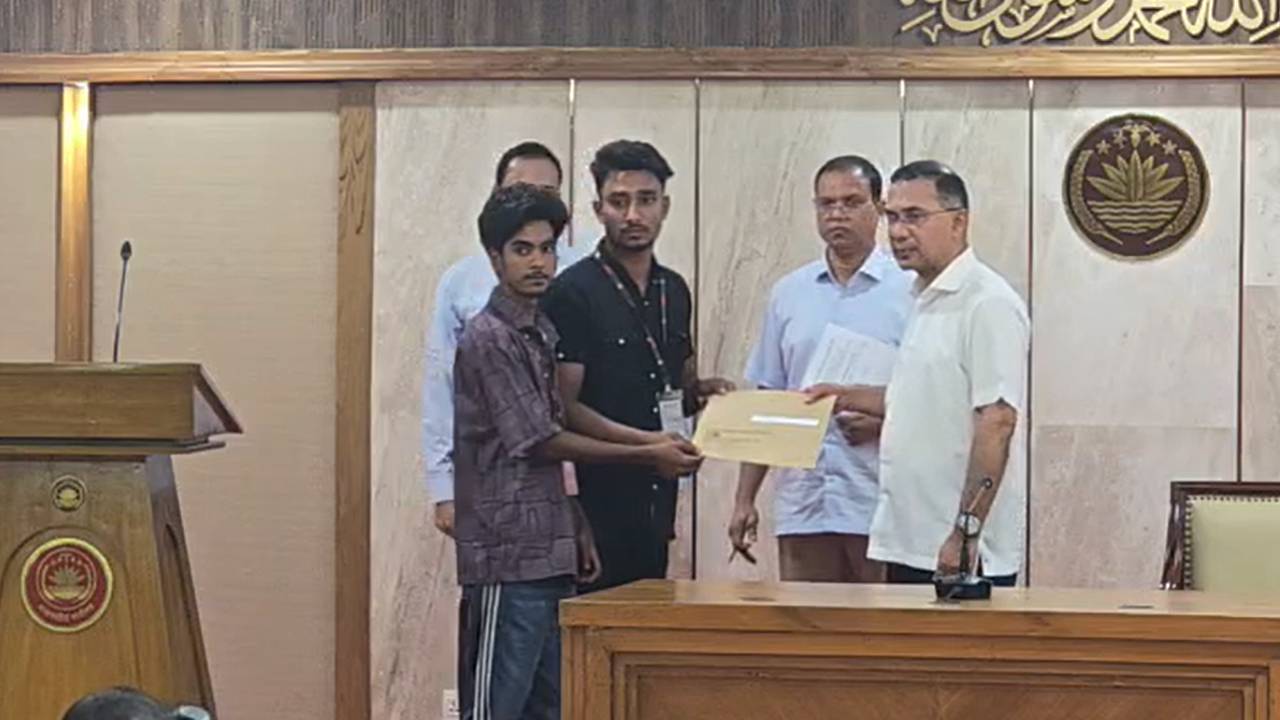 গুমের শিকার ও জুলাইয়ে নিহত পরিবারের ৭৪ জনকে নিয়োগপত্র দিলেন প্রধানমন্ত্রী