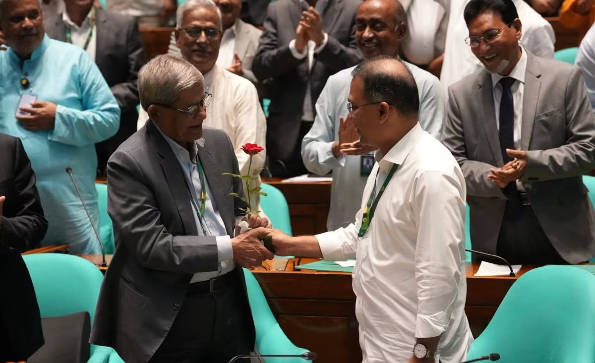 রাষ্ট্রপতি নির্বাচিত হওয়ায় মির্জা ফখরুলকে লাল গোলাপ দিয়ে অভিনন্দন প্রধানমন্ত্রীর