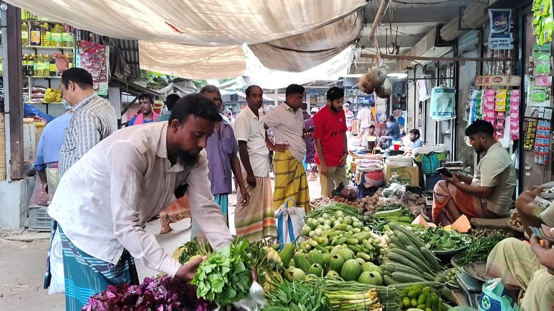 কৃষক, শ্রমিক ও ব্যবসায়ীর ভোগান্তি। ছবি: চরচা