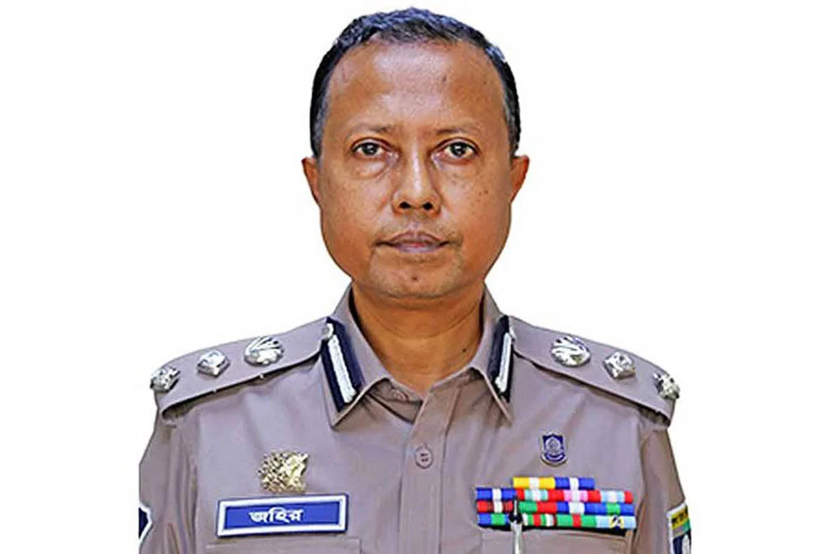 পুলিশের অতিরিক্ত ডিআইজির বাড়িতে অভিযানে আটক ৮৫