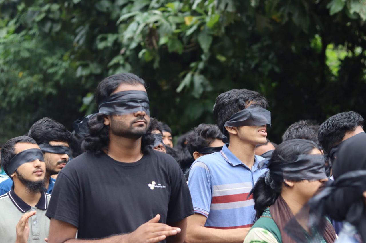 কালো কাপড়ে মিছিল