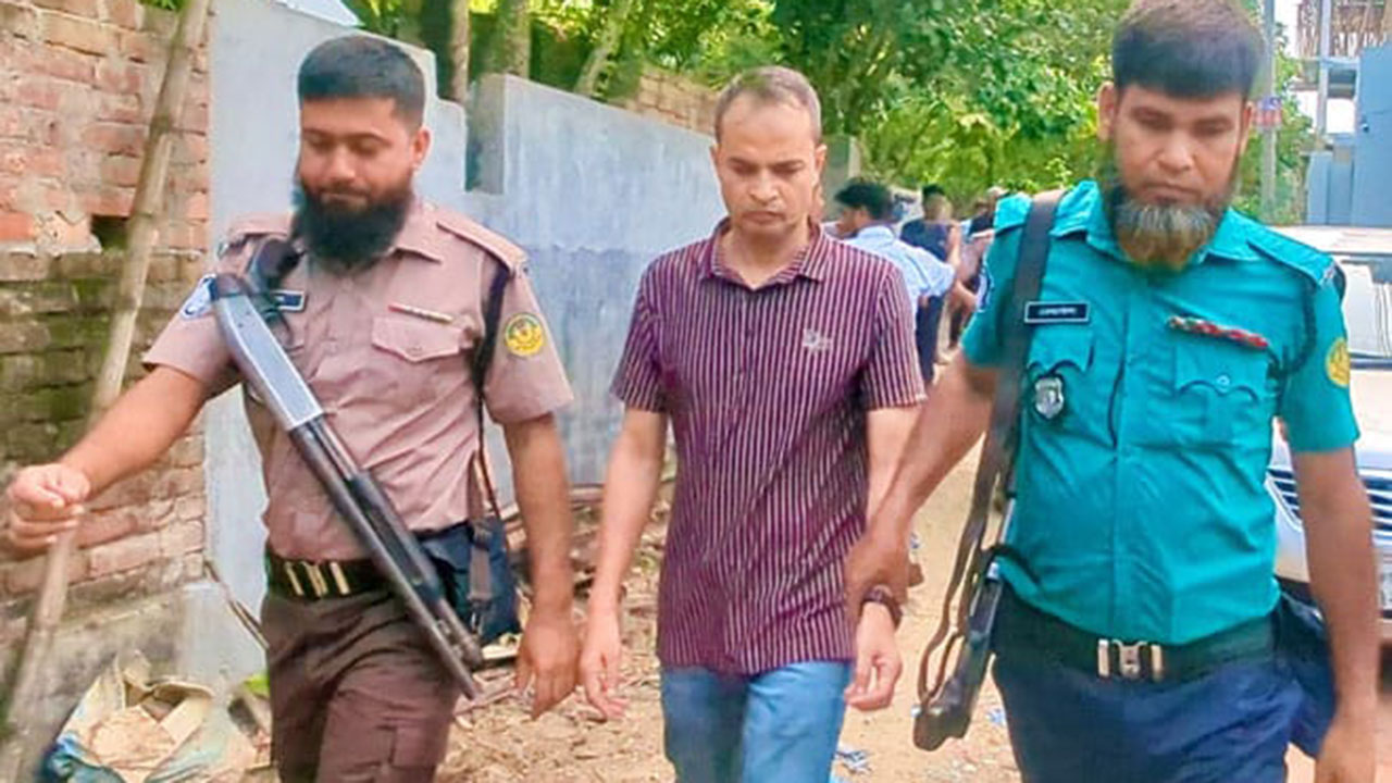 ফ্ল্যাটে নারীসহ সাবেক ওসি, ধরিয়ে দিলেন ‘ষষ্ঠ স্ত্রী’