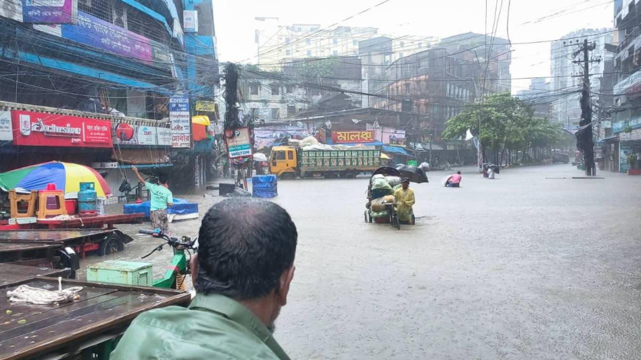 রেললাইনে পানি ওঠায় চবির শাটল ট্রেন চলাচল বন্ধ