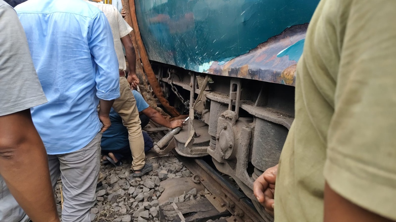 রাজশাহীতে ট্রেন লাইনচ্যুত: ৩ ঘণ্টা পর ট্রেন চলাচল স্বাভাবিক, তদন্ত কমিটি গঠন

