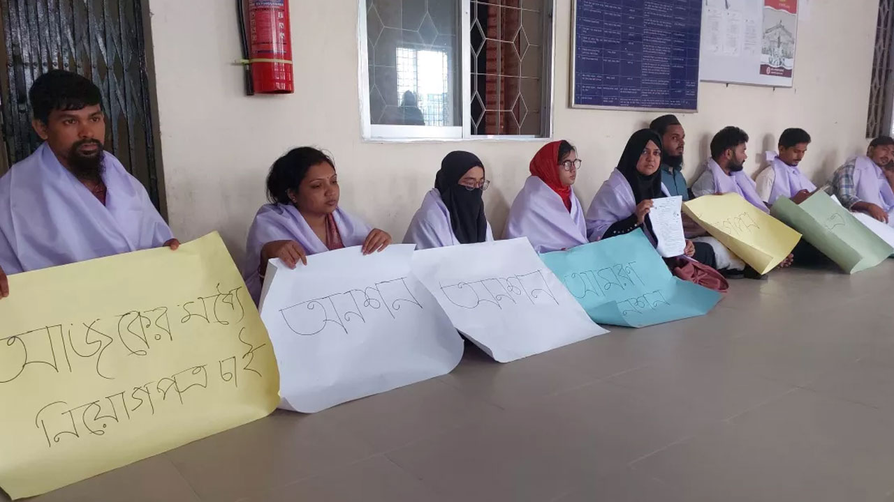 দিনভর অনশন, মধ্যরাতে নিয়োগপত্র পেলেন ২০ শিক্ষক প্রার্থী