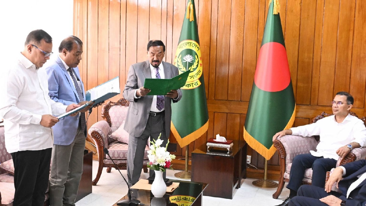 শপথ নিলেন নবনির্বাচিত দুই সংসদ সদস্য