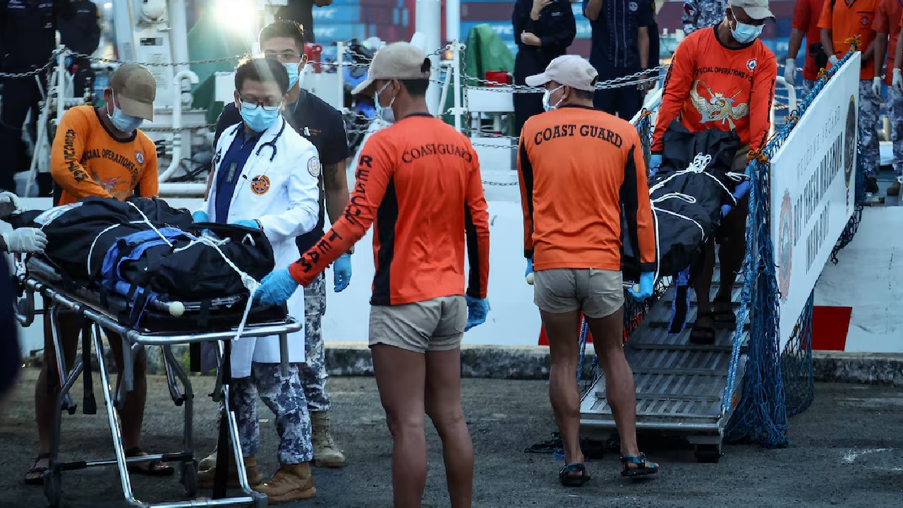 ফিলিপাইনে সাড়ে ৩ শতাধিক যাত্রী নিয়ে ফেরিডুবি, ১৫ মরদেহ উদ্ধার