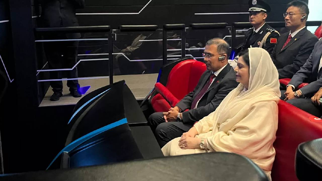 চীনের কমিউনিস্ট পার্টির জাদুঘর পরিদর্শন প্রধানমন্ত্রীর
