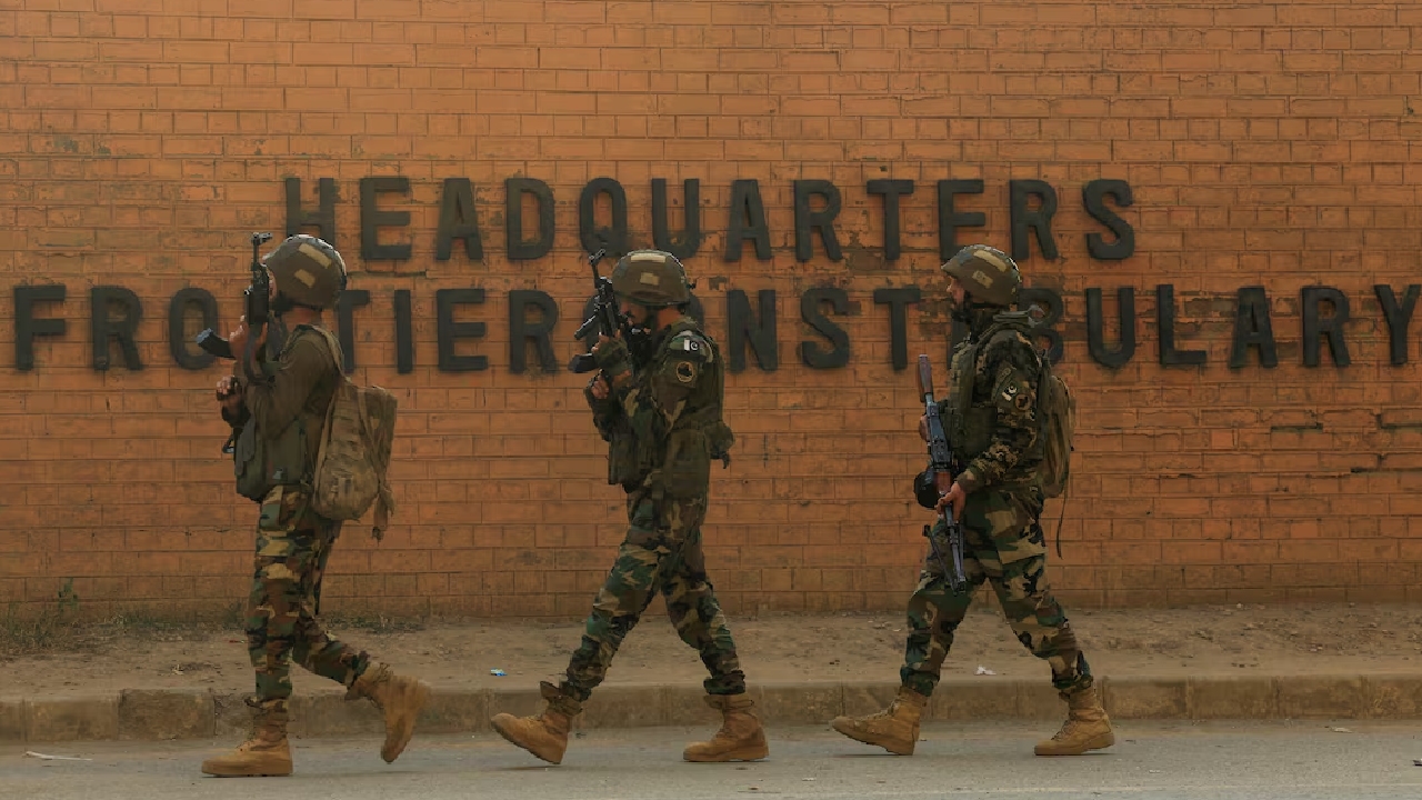 পাকিস্তানে ব্যাংক-পুলিশ স্টেশন দখলের চেষ্টা, সংঘর্ষে নিহত অন্তত ১২