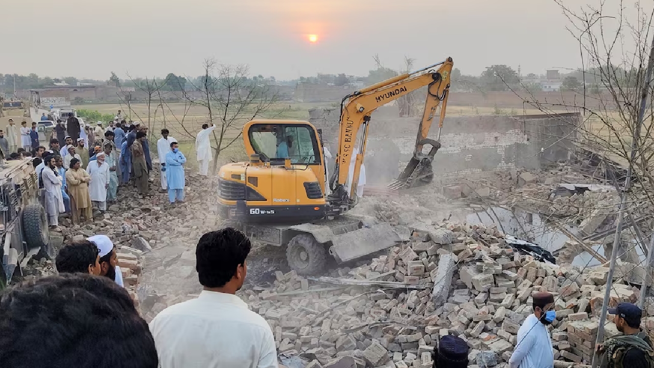 পাকিস্তানে পুলিশ পোস্টে গাড়িবোমা হামলায় ১২ কর্মকর্তা নিহত