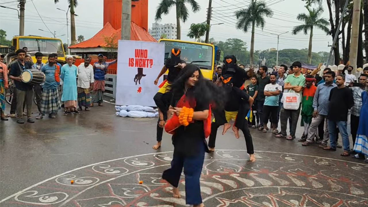 সিলেটে নারী ও শিশু নির্যাতনের বিরুদ্ধে প্রদর্শিত হলো পথনাটক ‘রেফারি’